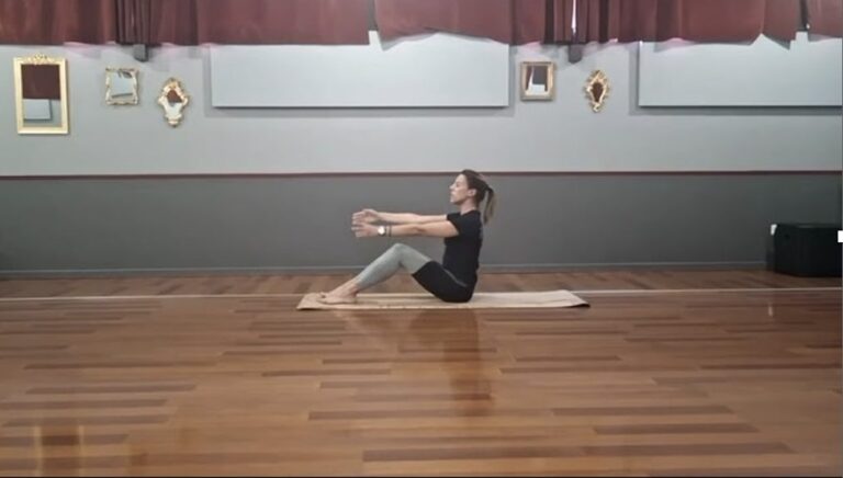 Caterina Cuppari nell'esercizio di Pilates quadrupedia