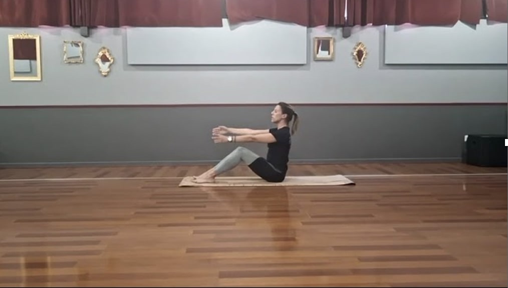 Caterina Cuppari nell'esercizio di Pilates quadrupedia